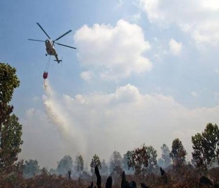 Ilustrasi helikopter WB melakukan pemadaman Karhutla (foto/int)